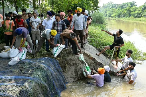 Scores dead after heavy rains batter India's Uttar Pradesh province