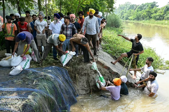 Scores dead after heavy rains batter India's Uttar Pradesh province