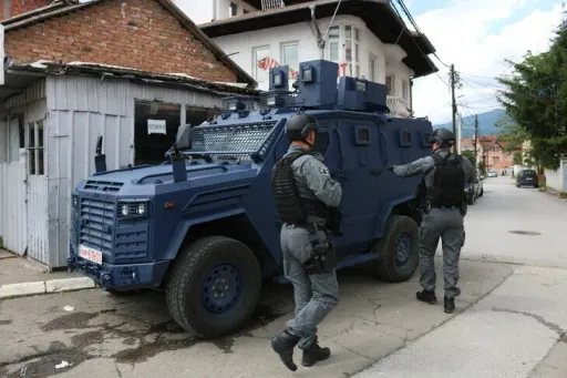 Autoritetet e Kosovës arrestojnë nëntë të dyshuar për krime lufte në Zubin Potok