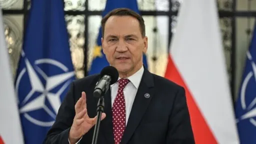 Полскиот министер Сикорски: На Русија ѝ недостигаат сили за голем напад врз НАТО