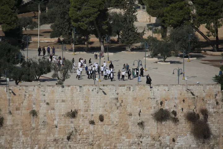 Illegal Israeli settlers storm Al Aqsa Mosque as Palestinian shops forced to close