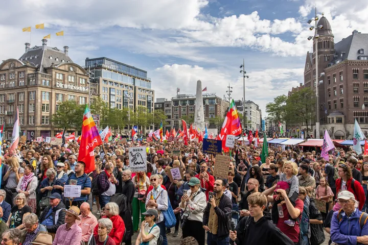 Drieduizend mensen komen bijeen om te protesteren tegen het militariseringsbeleid van Nederland