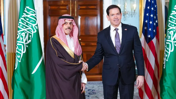 الرياض وواشنطن تؤكدان أهمية حماية الملاحة وحرية العبور في هرمز وباب المندب