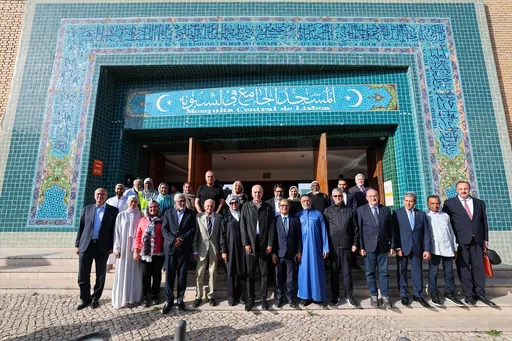 "مجتمع مندمج".. قورتولموش يزور مسجد لشبونة ويلتقي ممثلي مسلمي البرتغال