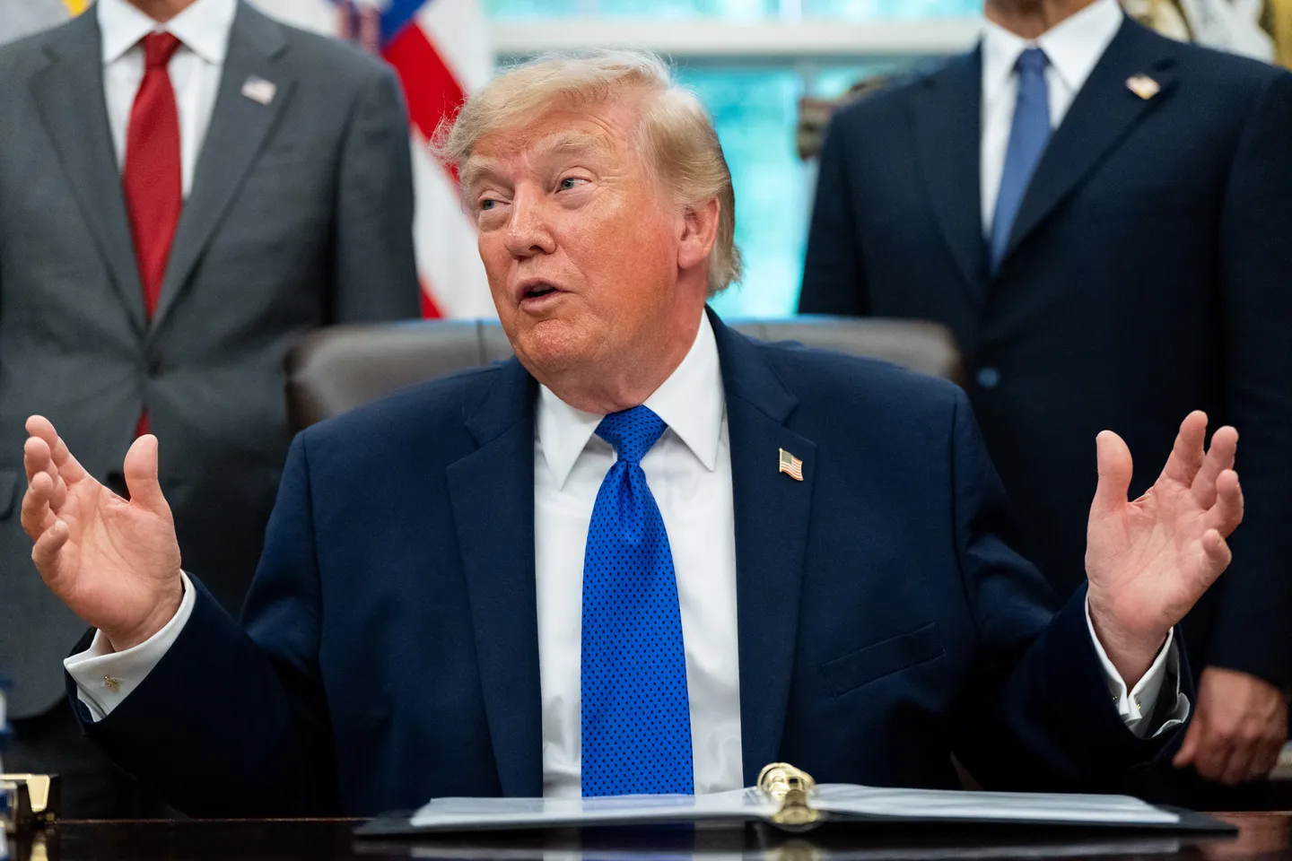 Trump cuestiona la libertad bajo fianza de cinco hombres arrestados por un presunto complot contra una base aérea británica