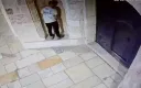 יהודי תועד כשהוא מנסה להטיל את מימיו על קיר מנזר בירושלים