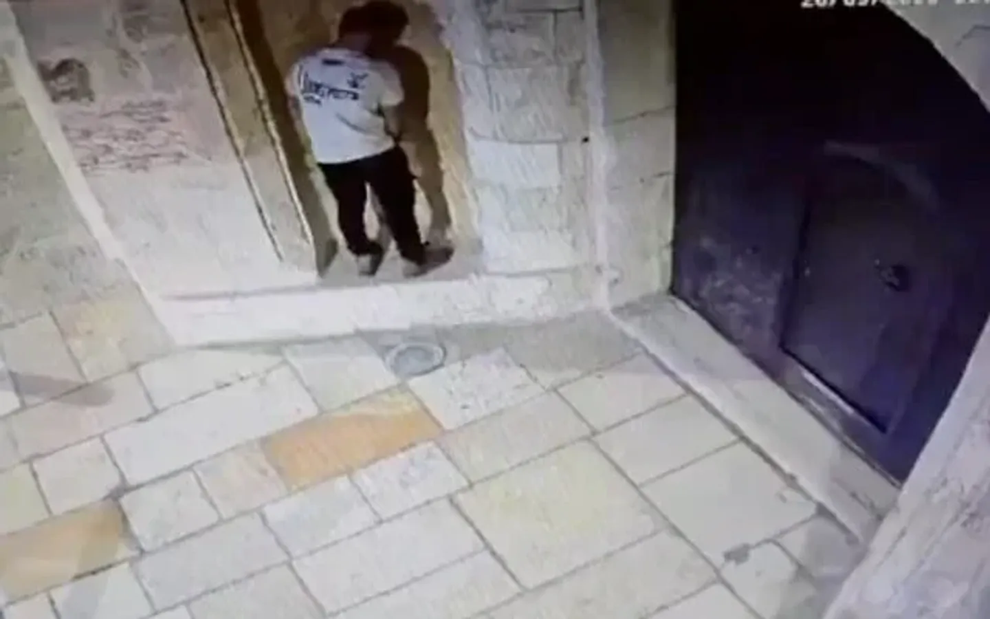יהודי תועד כשהוא מנסה להטיל את מימיו על קיר מנזר בירושלים