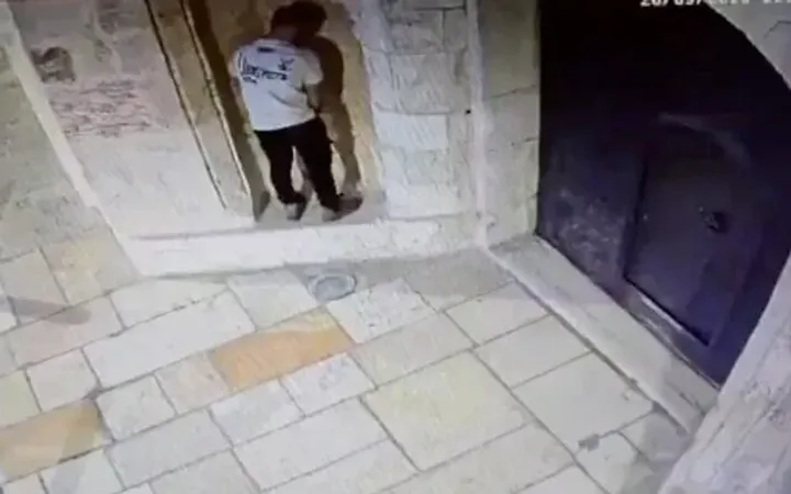יהודי תועד כשהוא מנסה להטיל את מימיו על קיר מנזר בירושלים