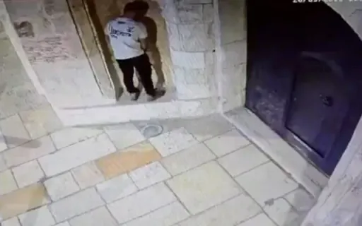 יהודי תועד כשהוא מנסה להטיל את מימיו על קיר מנזר בירושלים