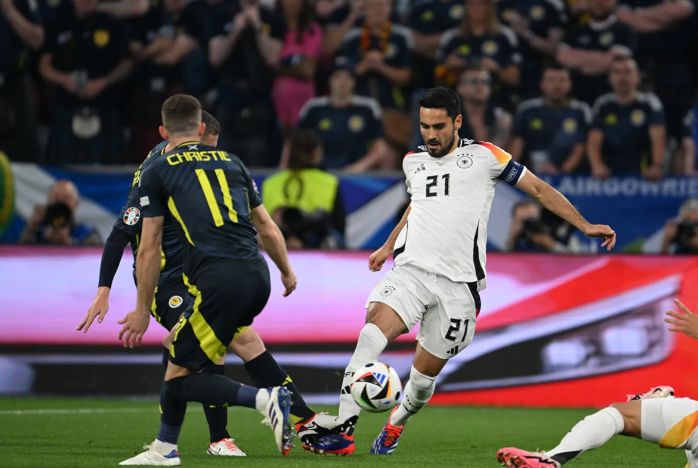 Wüst würdigt in Istanbul Fußballer Gündoğan