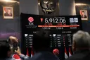 IHSG melemah dan rupiah tembus Rp18.000 di tengah tekanan pasar global