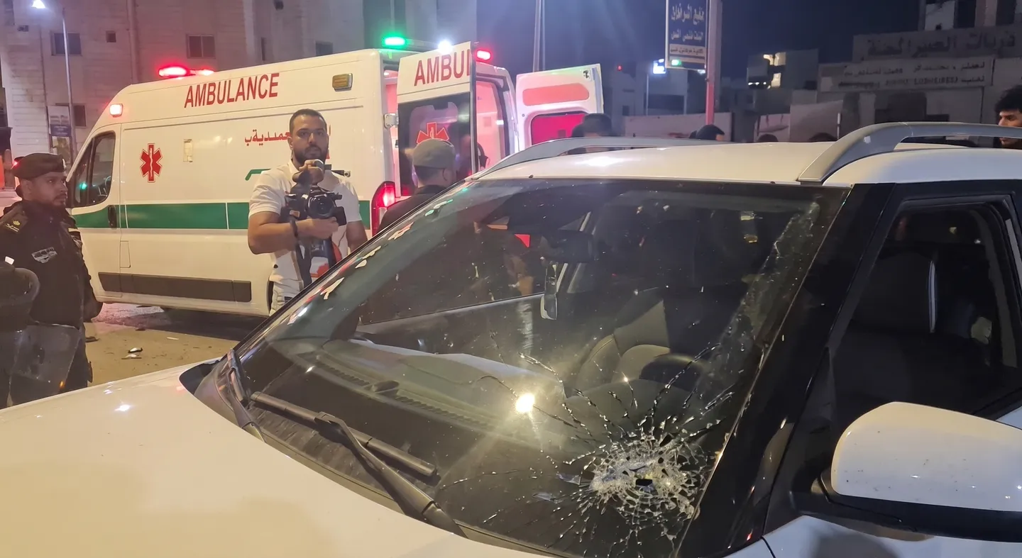 Поселенцы атаковали автомобиль палестинской семьи на Западном берегу