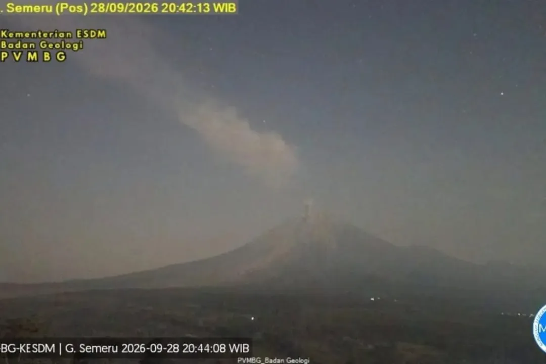 Gunung Semeru erupsi enam kali, kolom abu capai 900 meter