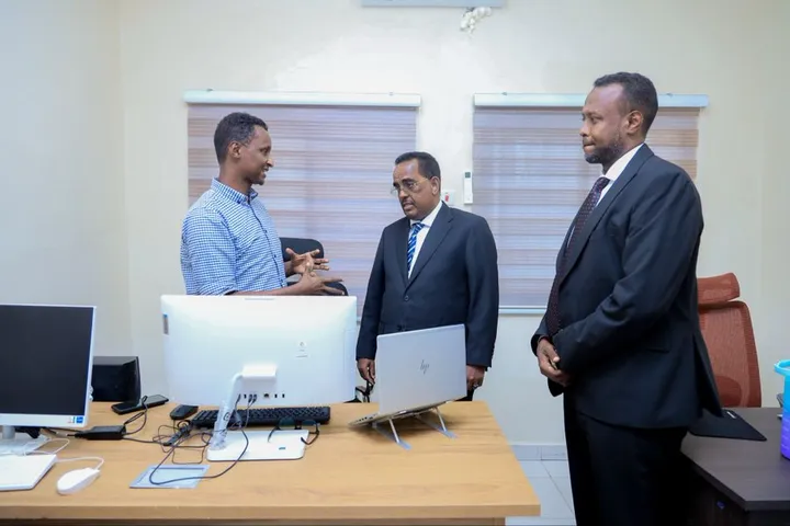 Wasiirka Arrimaha Gudaha oo Kormeeray Adeegyada iyo Nidaamyada Diiwaangelinta Madaniga ah