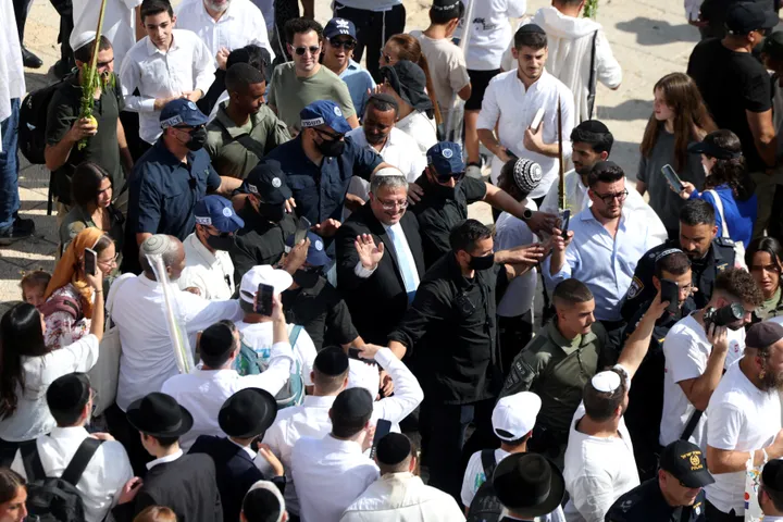 Israeli minister Ben-Gvir storms Hebron's Ibrahimi Mosque with hundreds of settlers