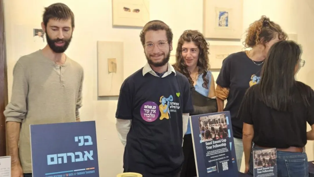 ישראל מקפיאה מעמד הגירה של פעילים יהודים שתיעדו פשעי מתנחלים