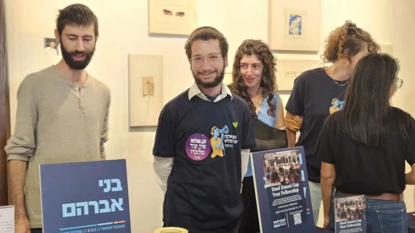 ישראל מקפיאה מעמד הגירה של פעילים יהודים שתיעדו פשעי מתנחלים