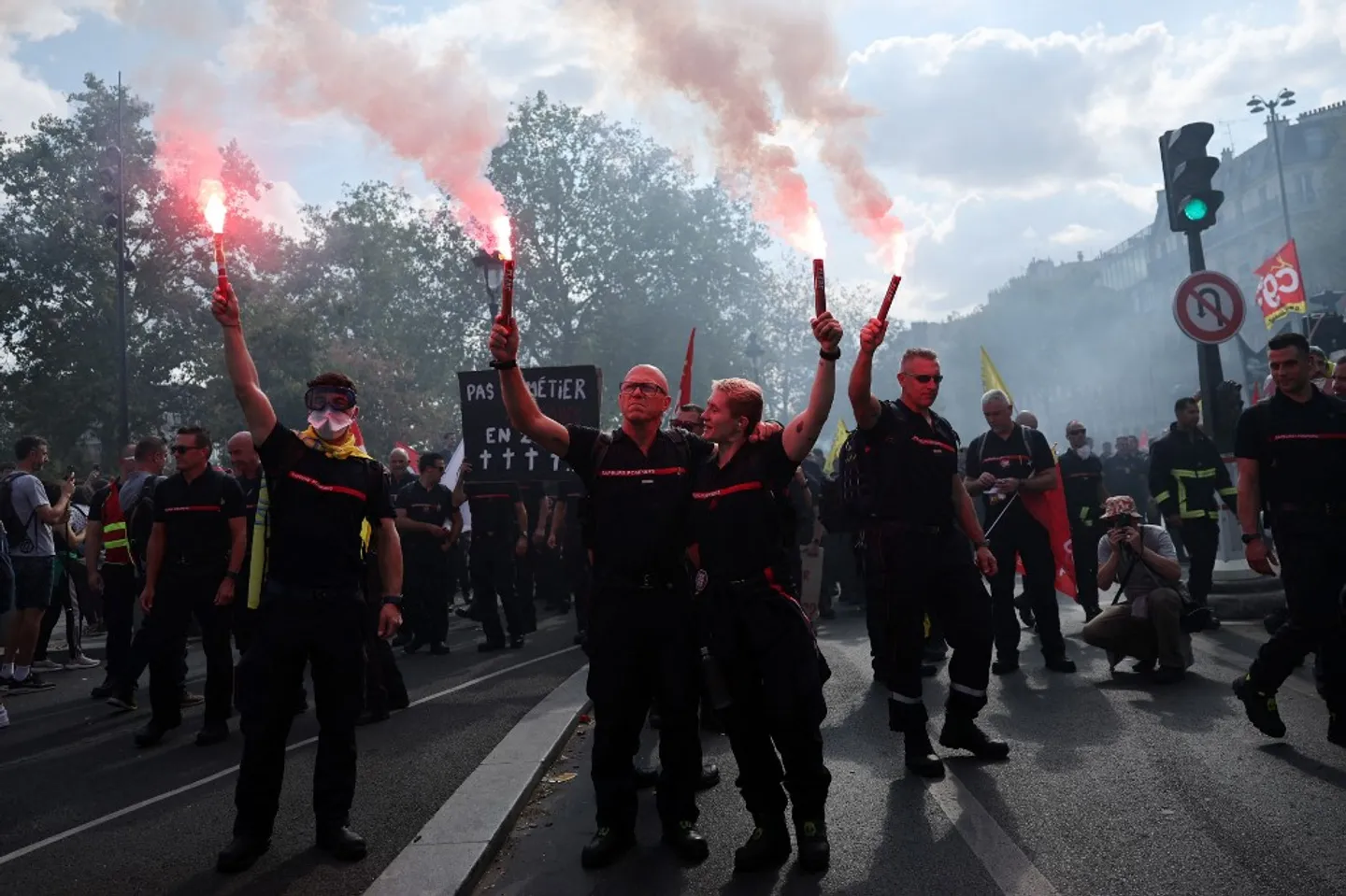 Grève de la fonction publique en France: amertume et colère dans les défilés