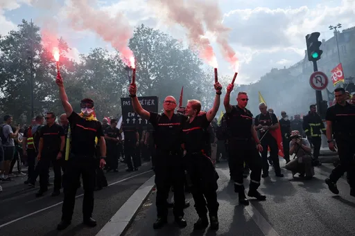 Grève de la fonction publique en France: amertume et colère dans les défilés