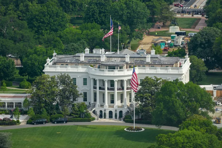Trump hosts AI titans at White House as extinction-risk warnings intensify