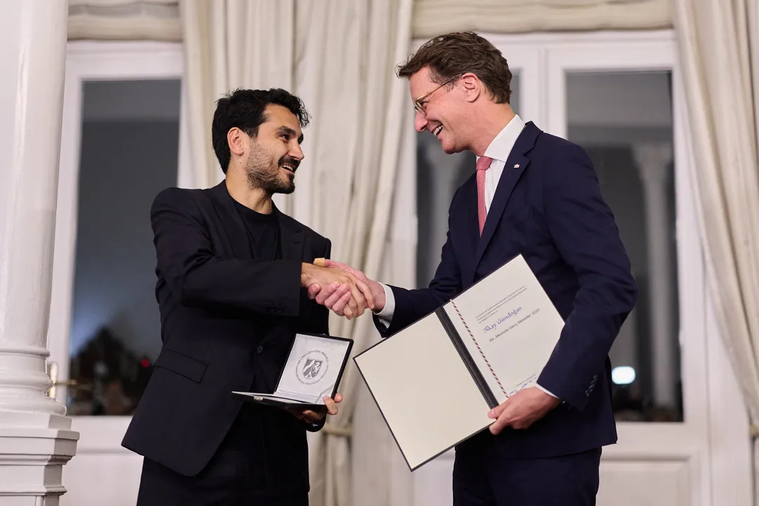 „Brückenbauer“: Wüst verleiht Mevlüde-Genç-Medaille an Fußballer Gündoğan