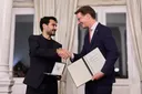 „Brückenbauer“: Wüst verleiht Mevlüde-Genç-Medaille an Fußballer Gündoğan