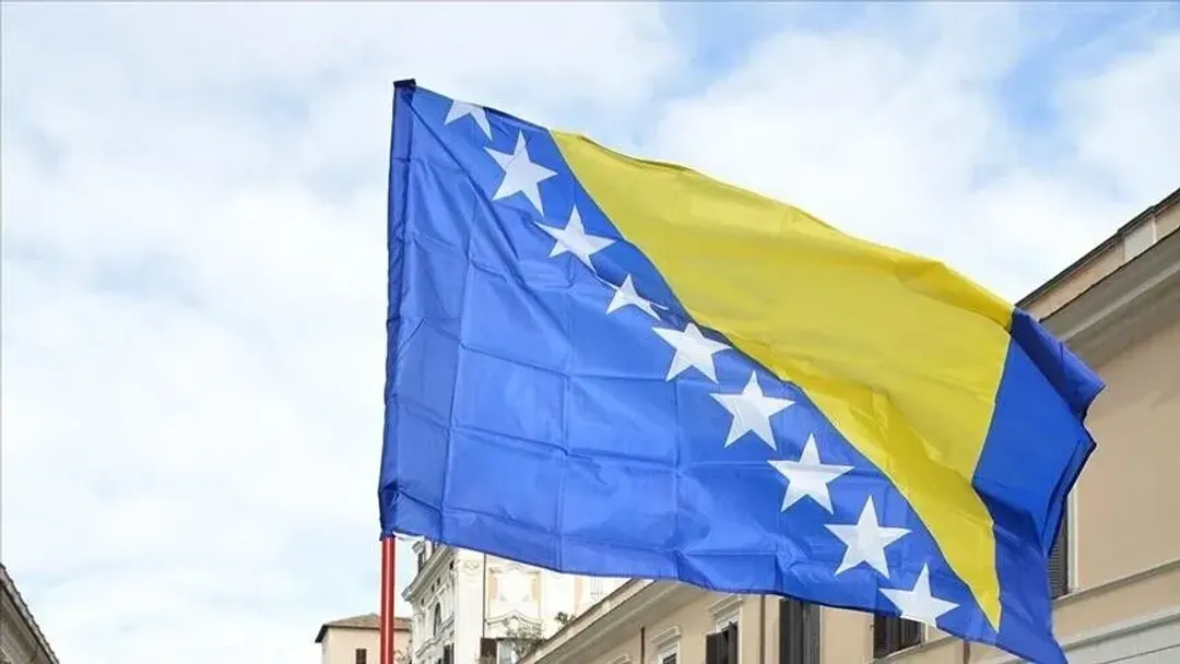 shkolla-ne-srebrenice-dyshohet-se-kercenoi-me-masa-ndeshkuese-nxenesit-per-fanellat-e-bosnjes