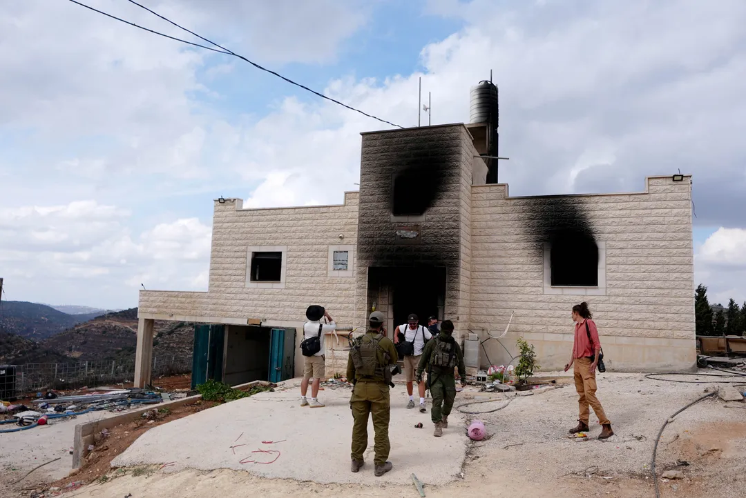 Israëlische illegale kolonisten vallen dorpen aan en verdrijven gezin minuten na terugkeer uit huis