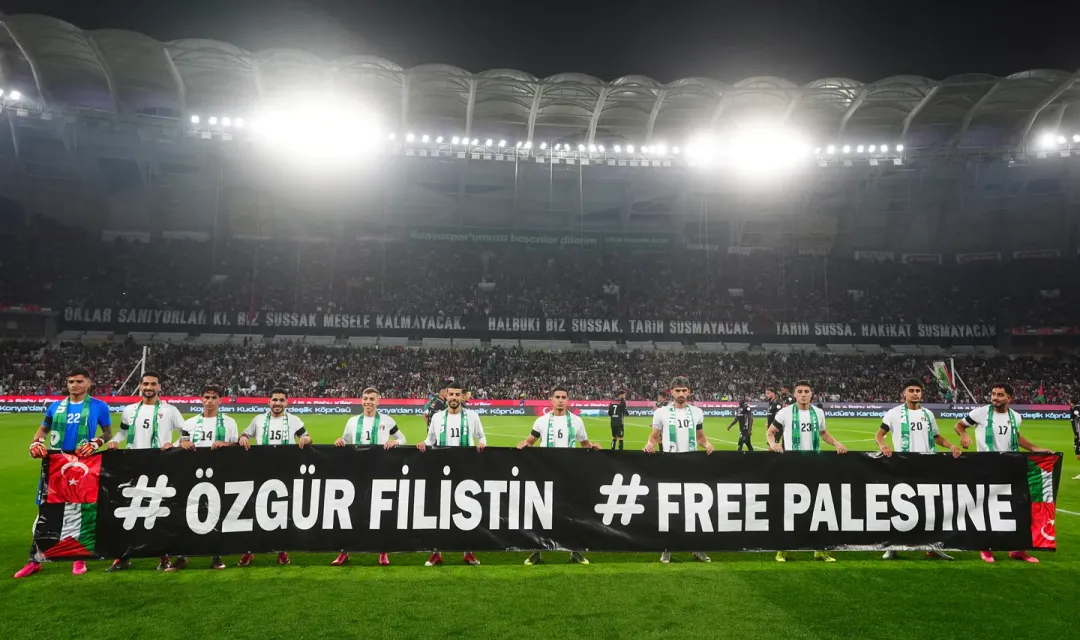 Erdogan salue la solidarité turco-palestinienne après le match amical de football de Konya