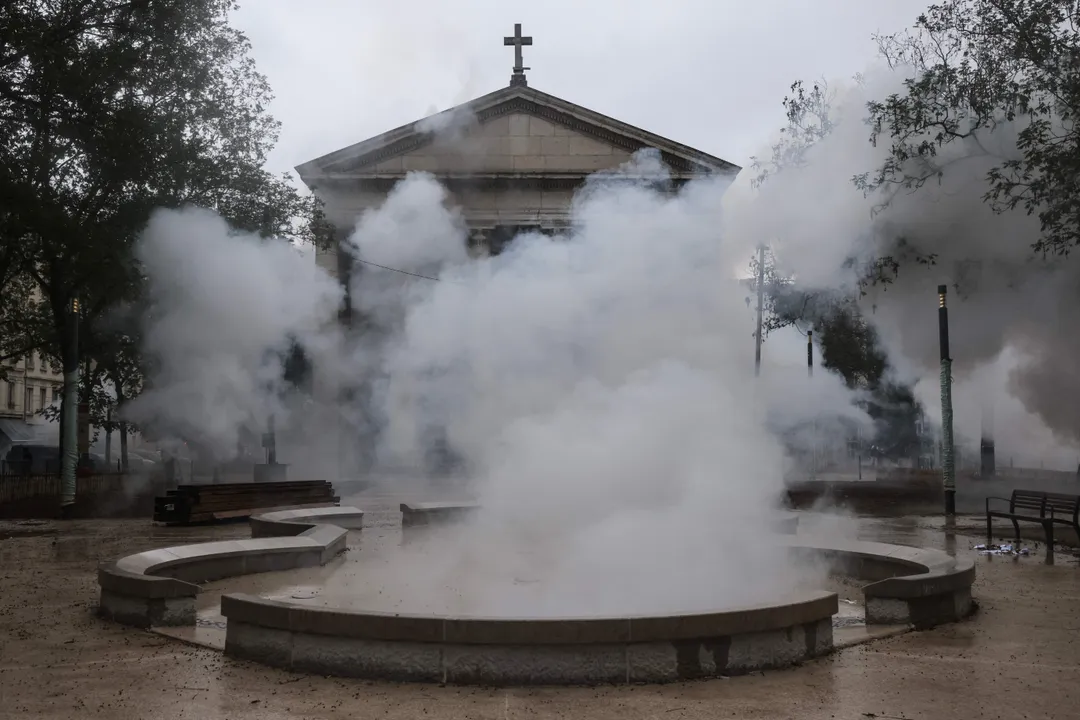 Police fire tear gas as new French demonstrations kick off