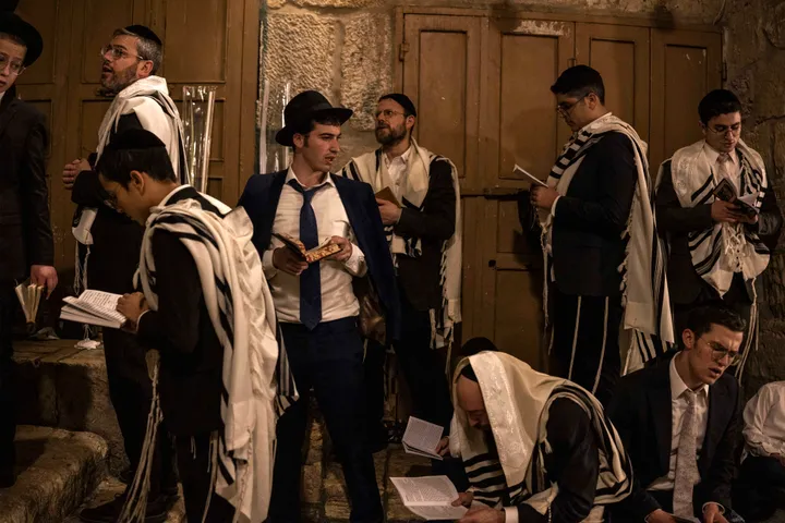 Hundreds of illegal Israeli occupiers storm Al-Aqsa, 'Joseph's Tomb' under police protection