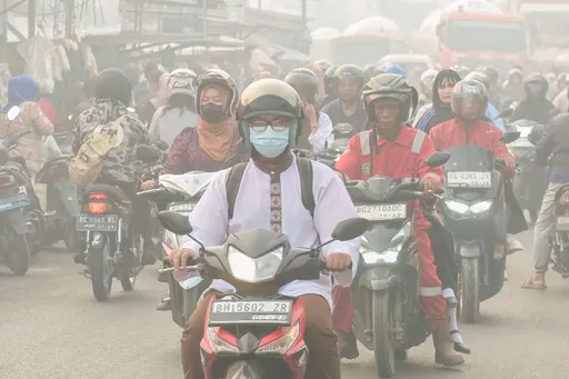 Kabut asap pekat lumpuhkan penerbangan di Riau dan picu udara tidak sehat di Malaysia