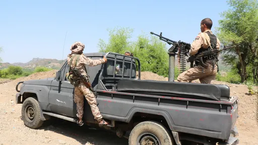 الجيش اليمني يعلن إسقاط مسيّرات حوثية واندلاع مواجهات عنيفة في تعز