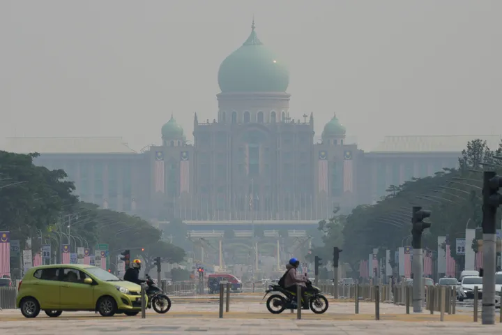 Kabut asap karhutla Indonesia selimuti Malaysia dan Singapura, kualitas udara di level tidak sehat