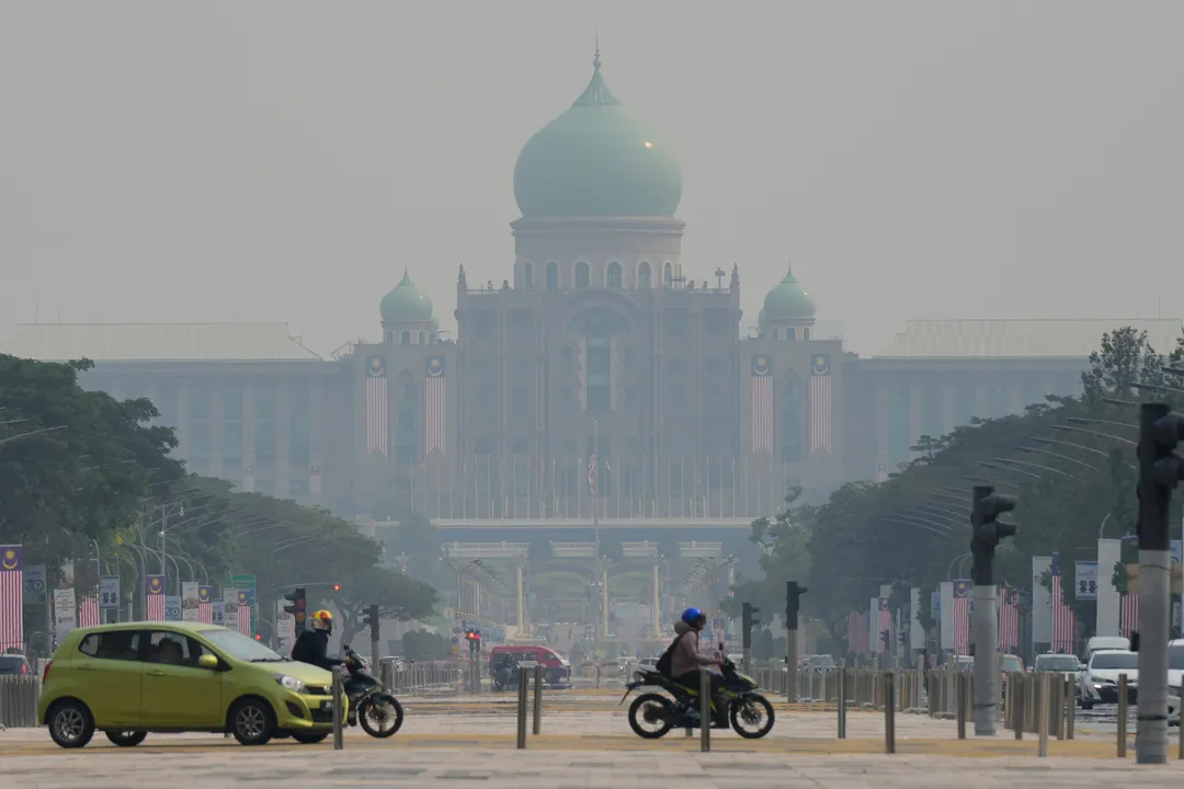 Kabut asap karhutla Indonesia selimuti Malaysia dan Singapura, kualitas udara di level tidak sehat
