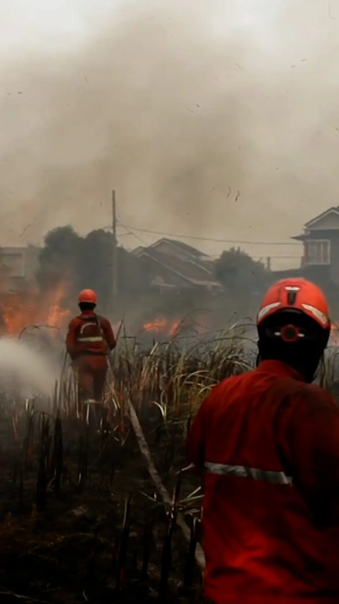 Kebakaran lahan meluas hingga dekati permukiman warga di Banyuasin