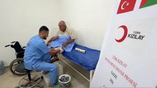 Turski Crveni polumjesec pomogao starijem Palestincu iz Gaze da ponovo hoda