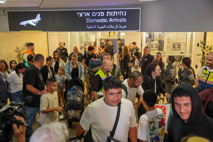 הארץ מתח ביקורת על הצהרותיו הסותרות של נתניהו ועל הניסיון לנכס לעצמו קרדיט בכל הנוגע לתקרית פלידובאי
