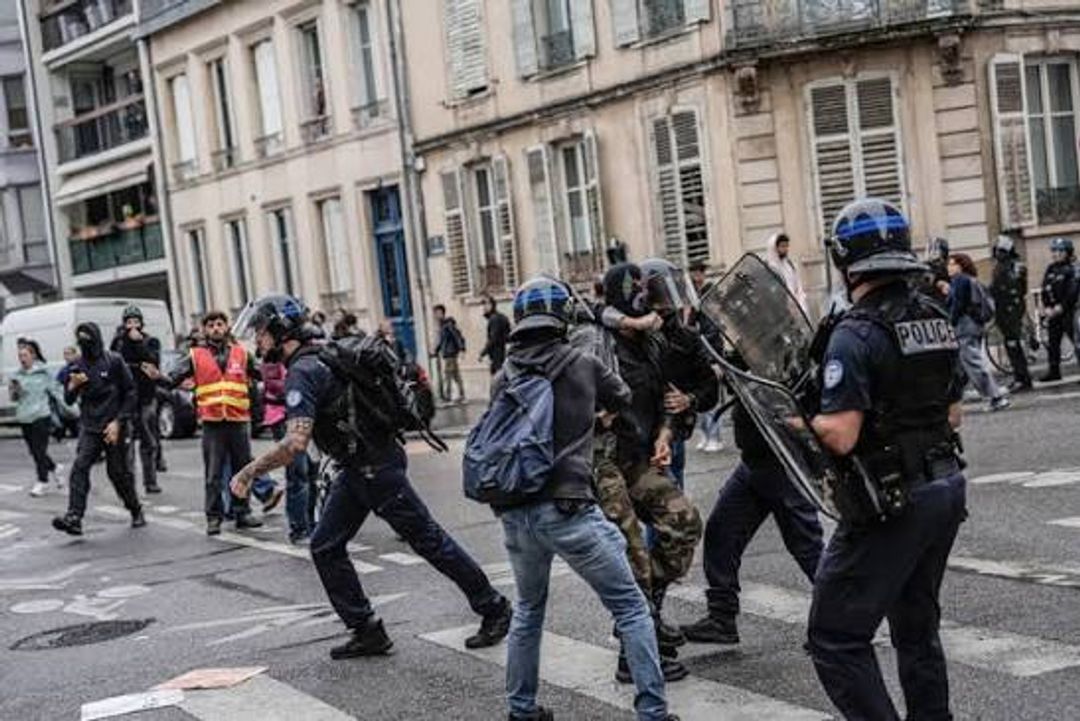  Amnesty International  ngre alarmin për dhunën policore ndaj nxënësve në Francë