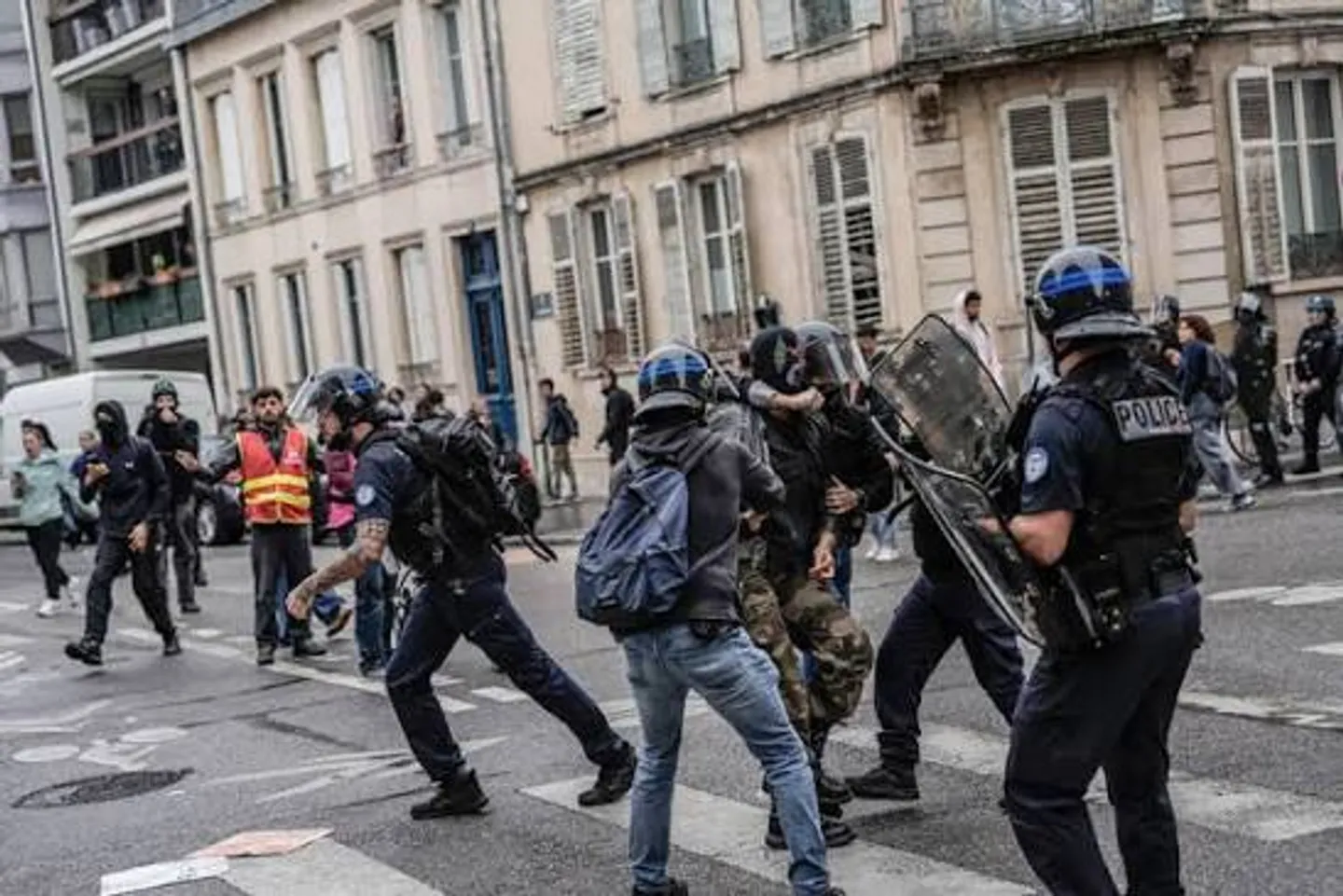 "Amnesty International" ngre alarmin për dhunën policore ndaj nxënësve në Francë