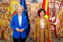 Дер Лaјен ѝ порача на Сиљановска Давкова: Спорот со Софија може да се надмине со средби и дијалог
