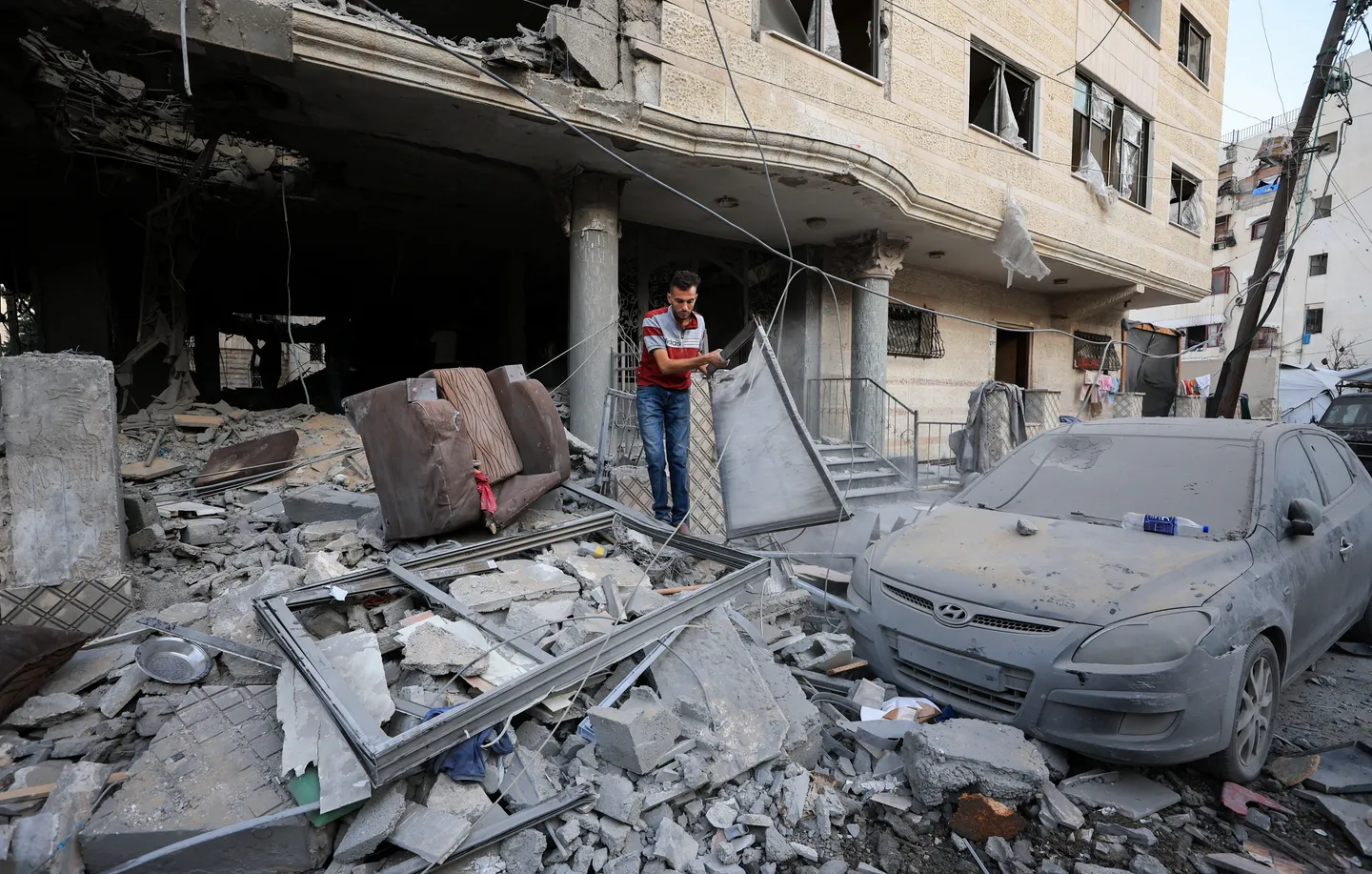 قطاع غزة.. استشهاد 5 فلسطينيين بقصف إسرائيلي لشقة سكنية