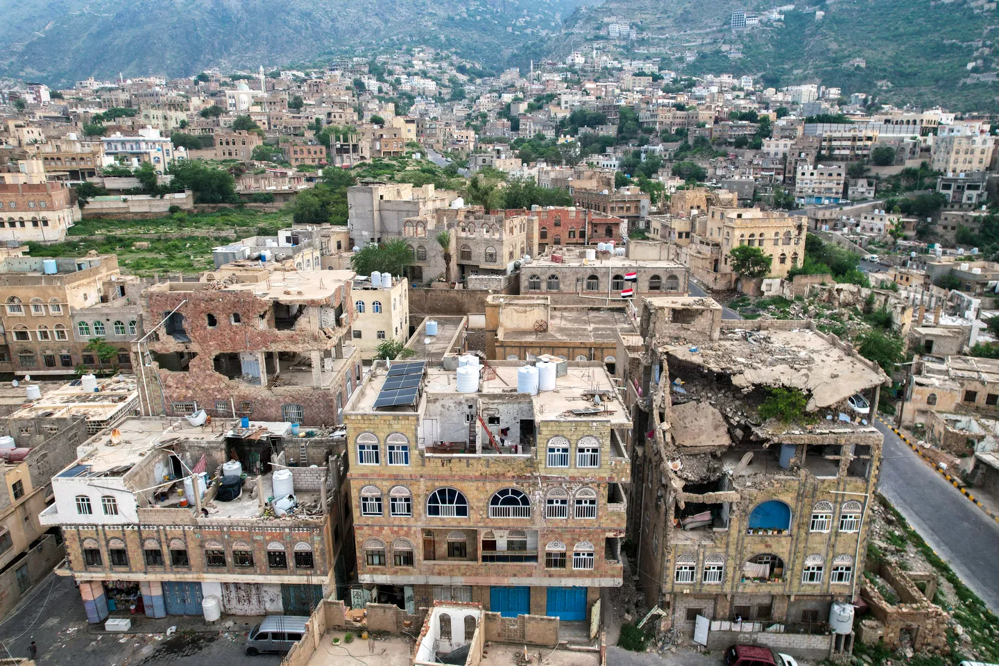 اليمن.. الجيش يعلن مقتل وإصابة 1540 حوثياً خلال 24 ساعة وغارات ومواجهات في تعز