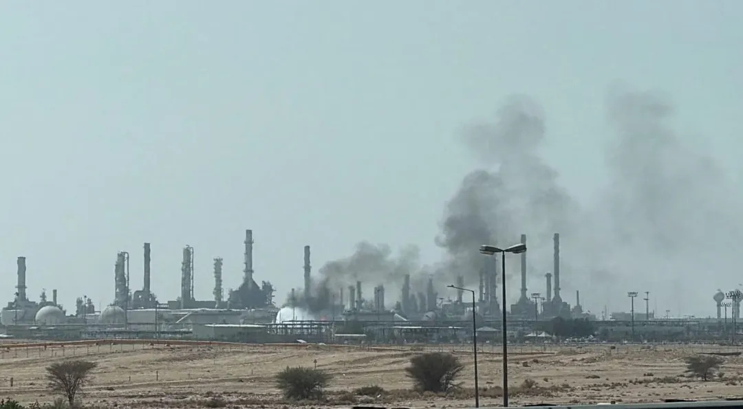 جماعة الحوثي تعلن قصف "أرامكو" بالرياض والتحالف ينفي مزاعم الاستهداف
