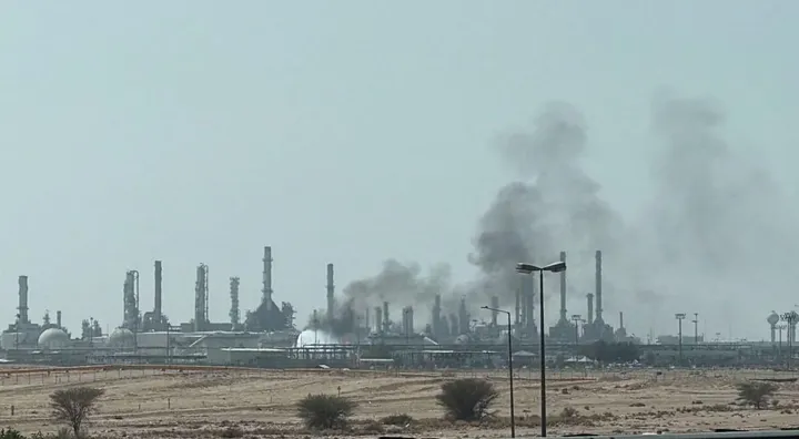 جماعة الحوثي تعلن قصف "أرامكو" بالرياض والتحالف ينفي مزاعم الاستهداف