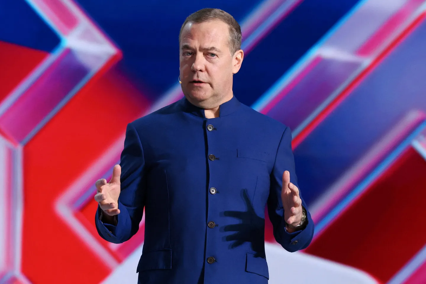 Спутники начнут падать как украшения с елки — Медведев пригрозил космической войной