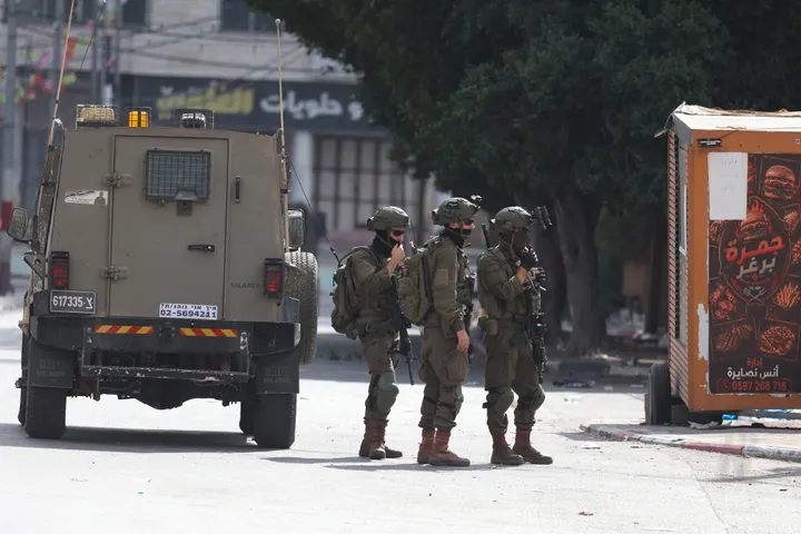 إسرائيل تعتقل 15 فلسطينياً بالضفة بينهم صحفيان وتغلق المعابر تزامناً مع ذكرى 7 أكتوبر
