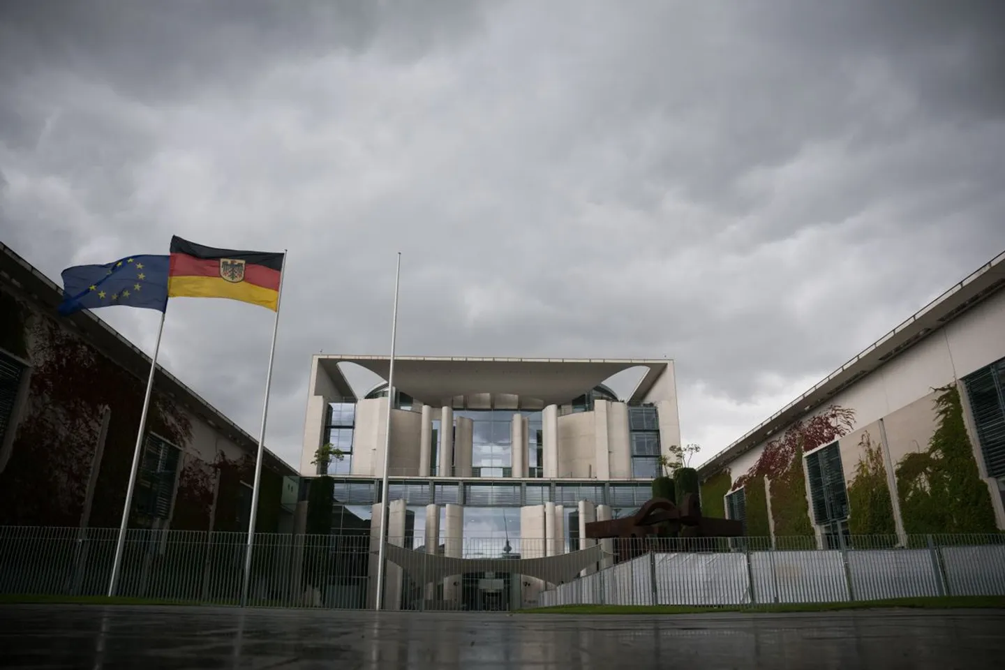Umfrage: AfD bei 30 Prozent - Union fällt auf 18