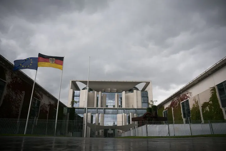 Umfrage: AfD bei 30 Prozent - Union fällt auf 18