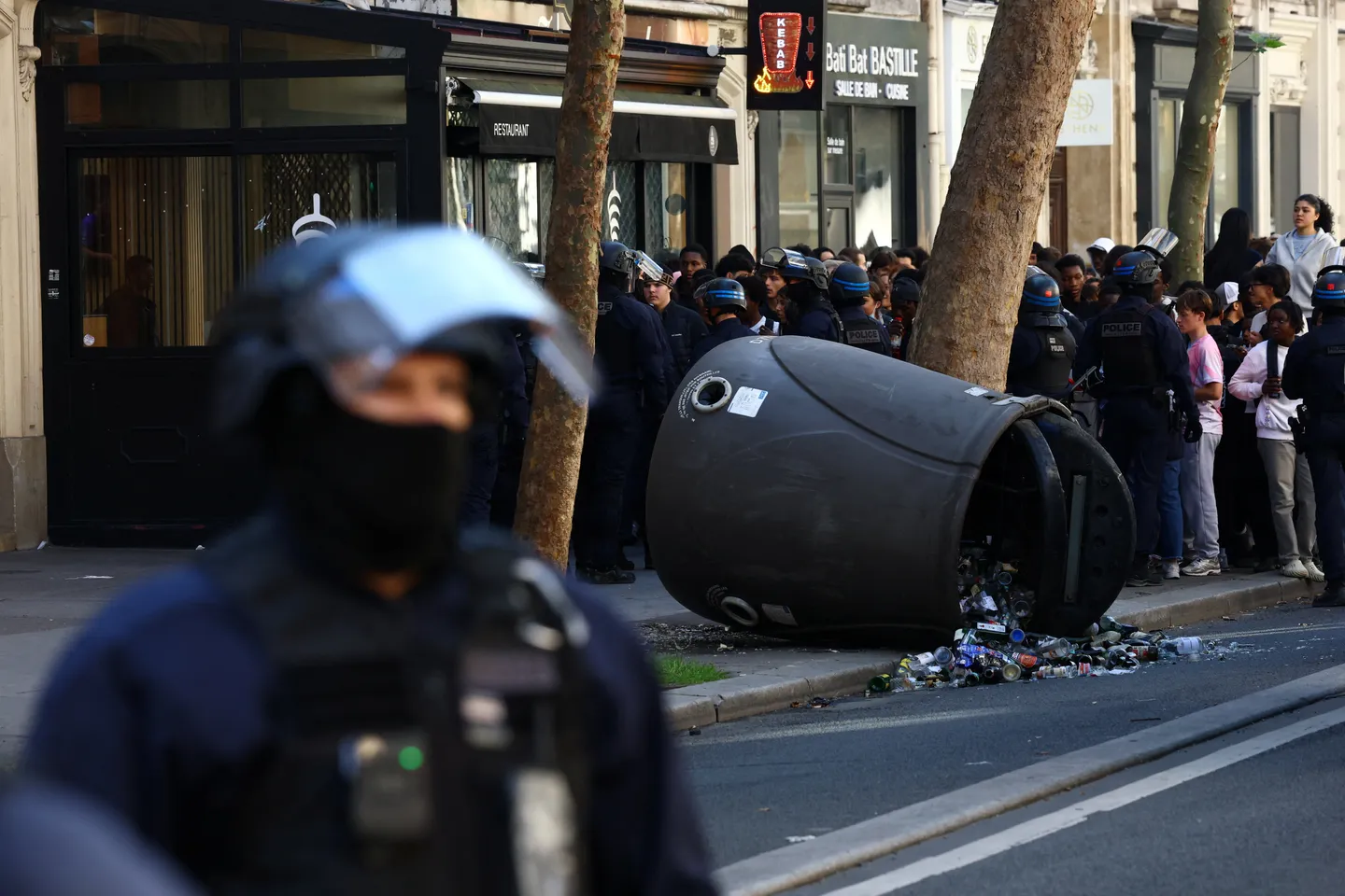 Protestat e nxënësve vazhdojnë në gjithë Francën, mbyllen deri në 500 shkolla të mesme